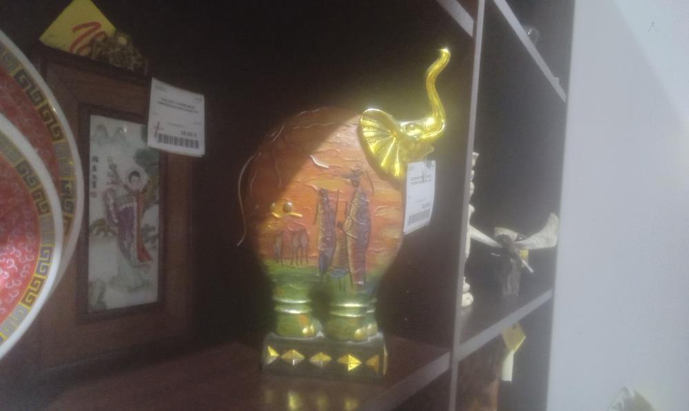 ELEPHANT RESINE AVEC TROMPE DOREE EN L'AIR