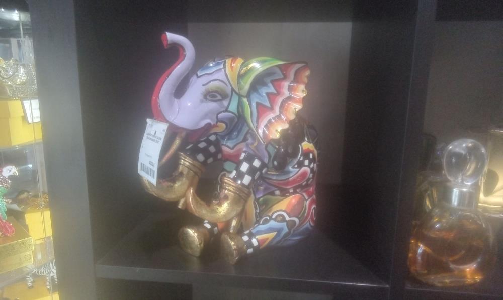 ELEPHANT RESINE COLORE TOM DRAGS EN L'ETAT