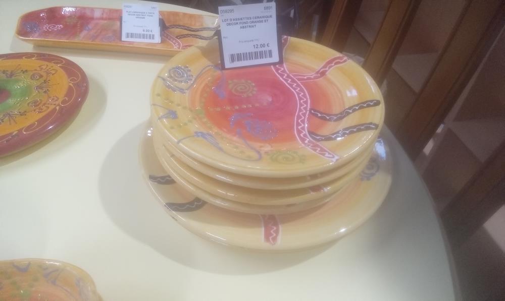 LOT D'ASSIETTES CERAMIQUE DECOR FOND ORANGE ET ABSTRAIT