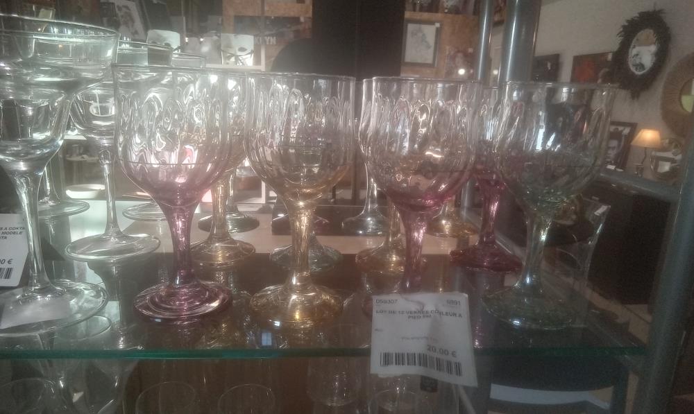LOT DE 12 VERRES COULEUR A PIED PM