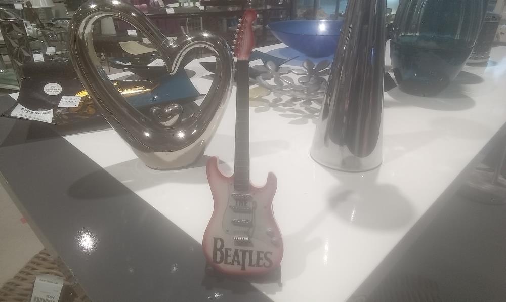 GUITARE MINIATURE BEATLES+SUPPORT