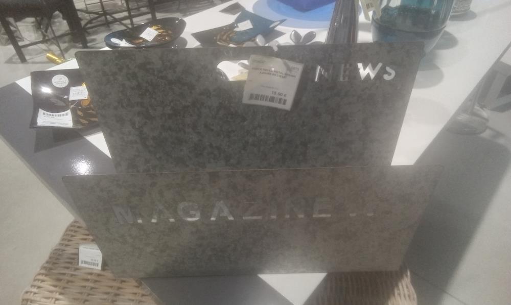 PORTE REVUE METAL DESIGN AJOURE EN L'ETAT