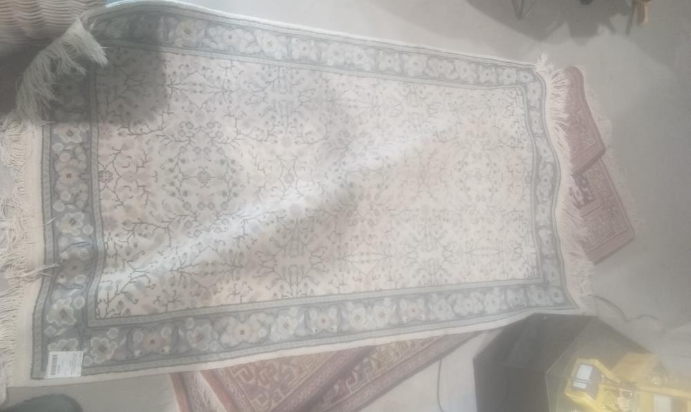 TAPIS LAINE A FRANGEFAIT MAIN TONS BEIGE ET FLEURS BLEUES