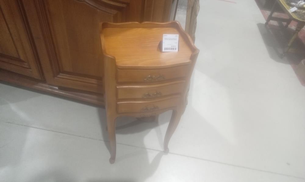 CHEVET STYLE LOUIS XV 3 TIROIRS MERISIER MASSIF