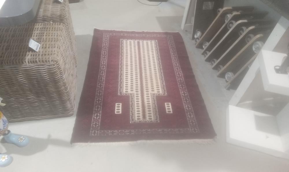 TAPIS FAIT MAIN A FRANGE MOTIF BEIGE ET FOND BORDEAUX
