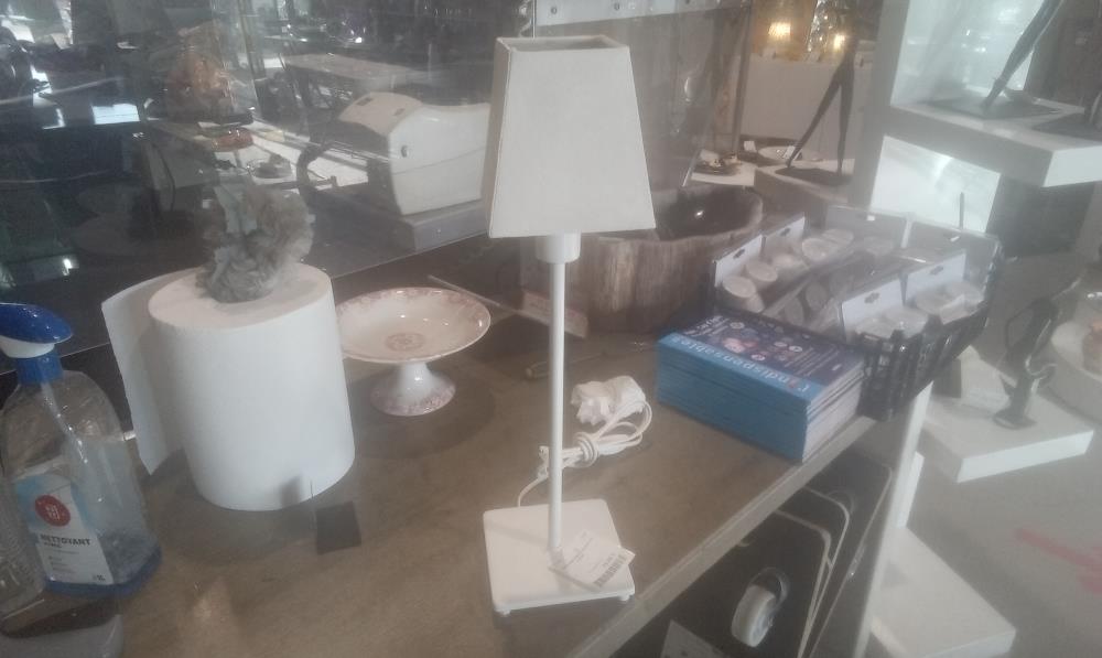 LAMPE PIED METAL BLANC EN L'ETAT