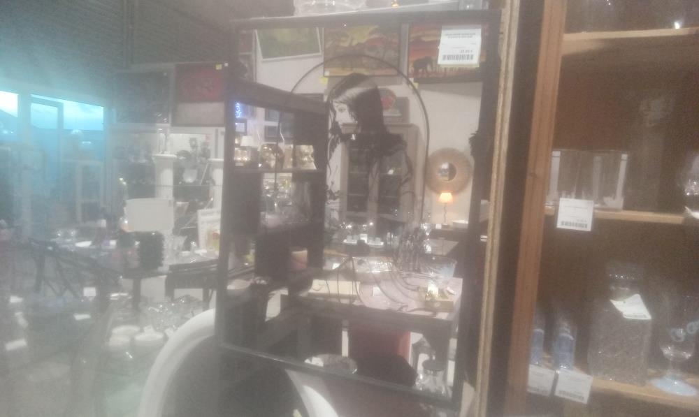 SOUS VERRE CADRE NOIR ELEGANTE DENUDEE