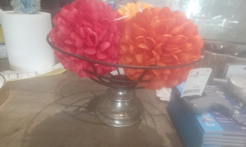 COUPE METAL AJOURE SUR SOCLE