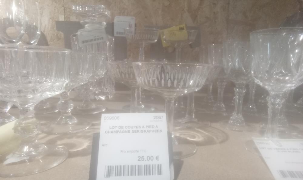 LOT DE COUPES A PIED A CHAMPAGNE SERIGRAPHEES