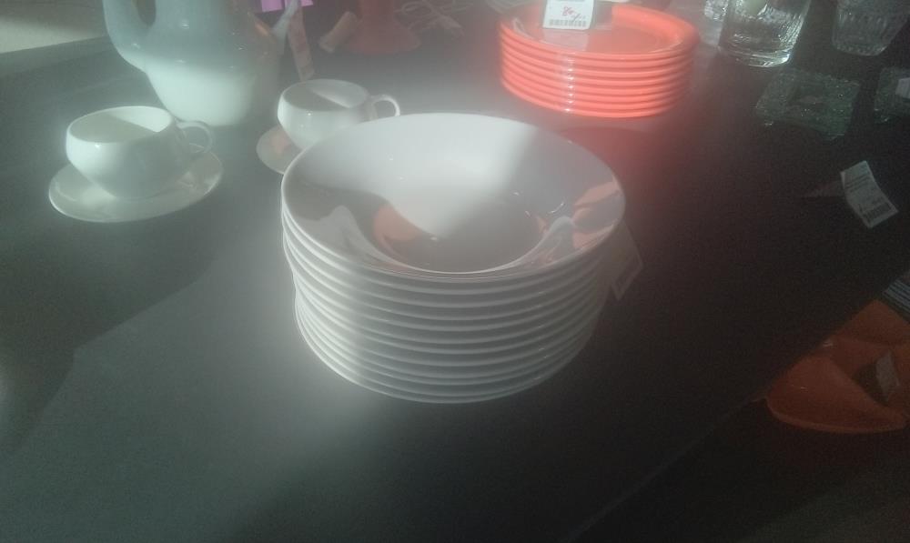 LOT D'ASSIETTE CERAMIQUE BLANCHE CREUSE