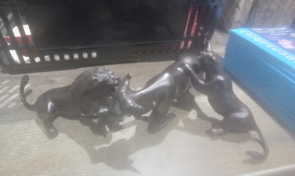 GROUPE DE LION ATTANQUANT BUFFLE EN BRONZE