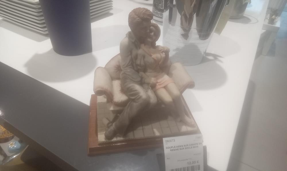 COUPLE ASSIS SUR CANAPE EN RESINE SUR SOCLE BOIS