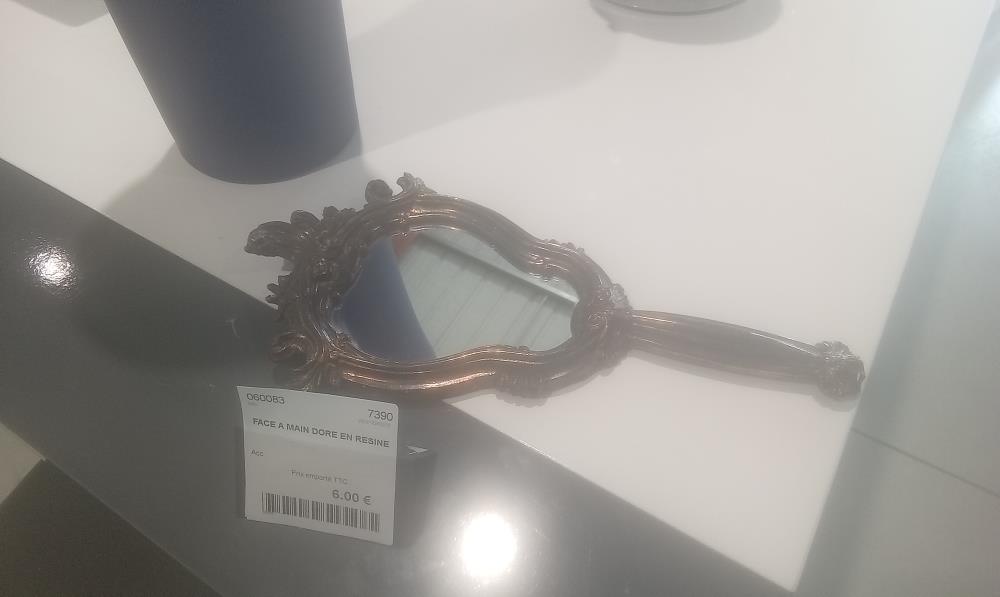 FACE A MAIN DORE EN RESINE