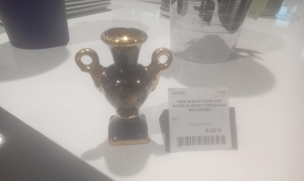 VASE BLEU ET DORE PPM SCENE ELEGANT PORCELAINE DE LIMOGES
