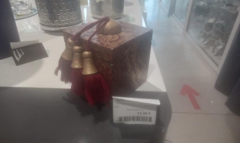 BOITE EN 2 PARTIES RESINE ROUGE ET DOREE+POMPONS