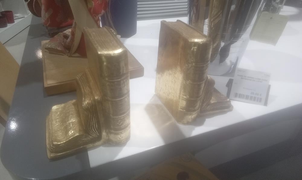 PAIRE DE SERRE LIVRE DORE EN RESINE EN L'ETAT