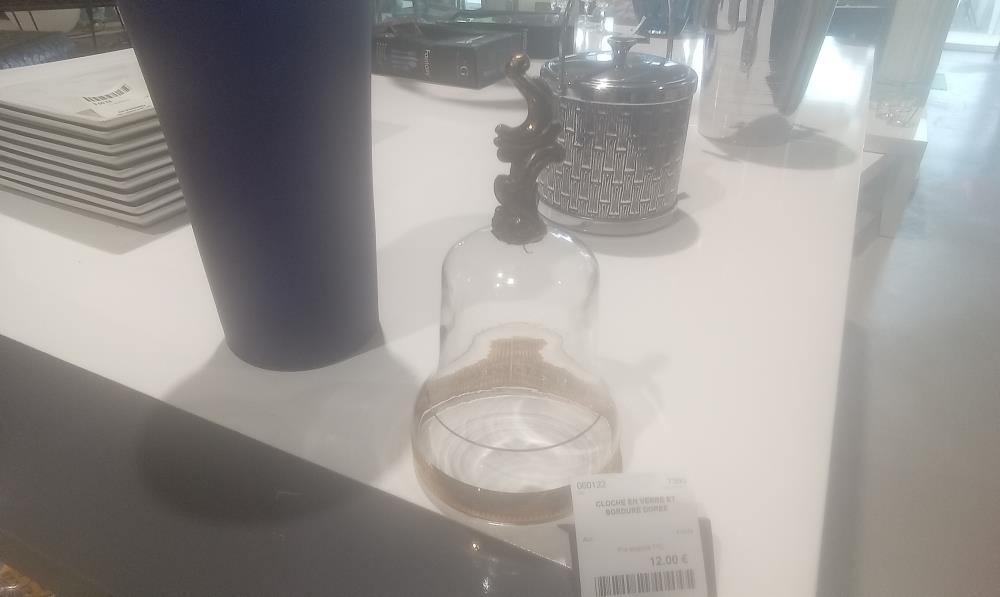 CLOCHE EN VERRE ET BORDURE DOREE