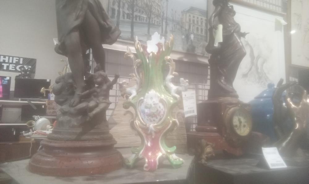 VASE PORCELAINE DE PARIS DECOR 2 TENANTS FAUNE EN L'ETAT