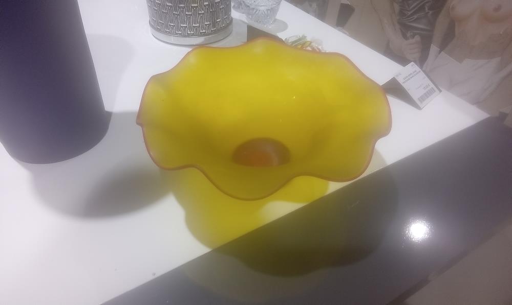 COUPE VERRE JAUNE FESTONNEE BASE ROUGE MM