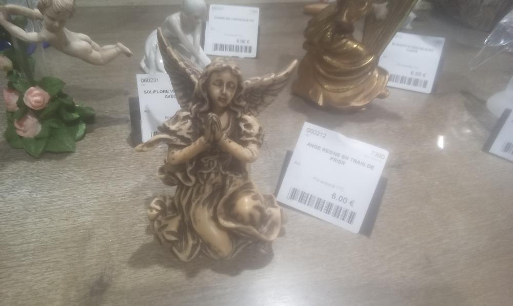 ANGE RESINE EN TRAIN DE PRIER