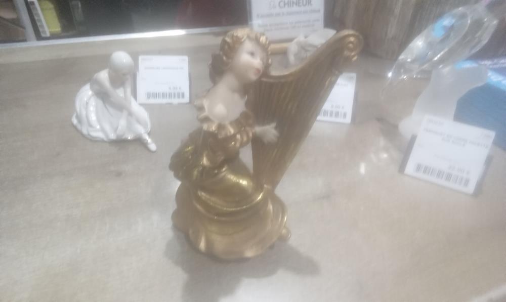 ELEGANTE RESINE AVEC HARPE