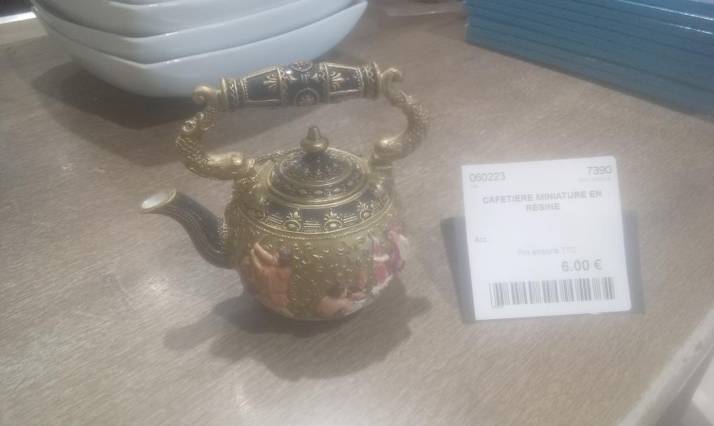 CAFETIERE MINIATURE EN RESINE