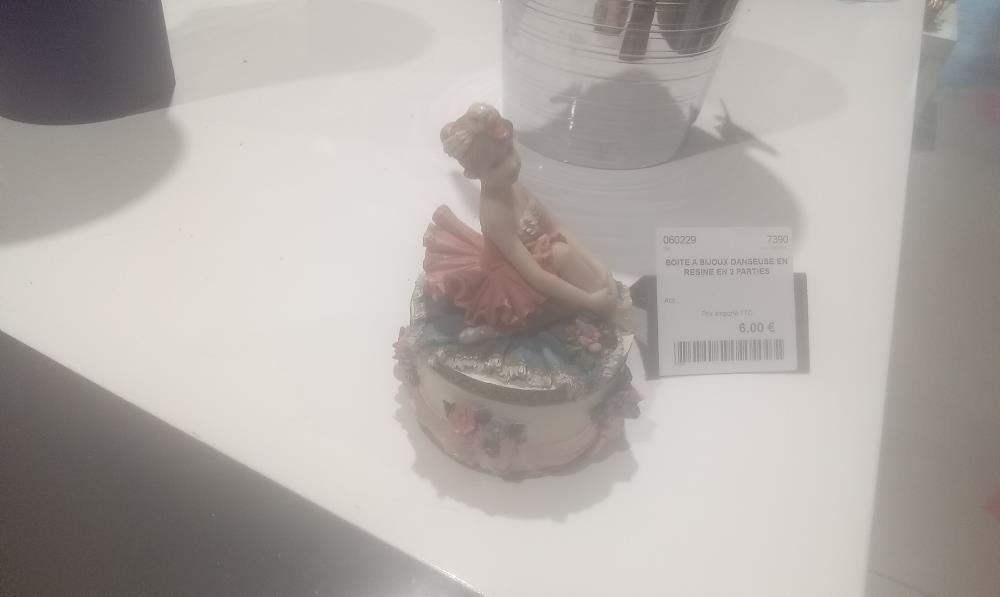 BOITE A BIJOUX DANSEUSE EN RESINE EN 2 PARTIES