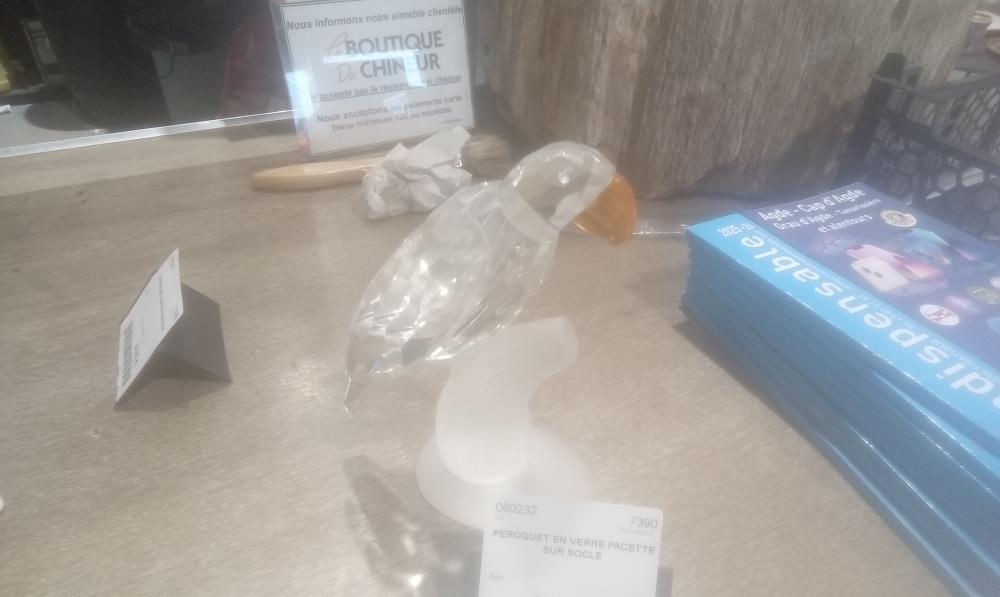 PEROQUET EN VERRE FACETTE SUR SOCLE