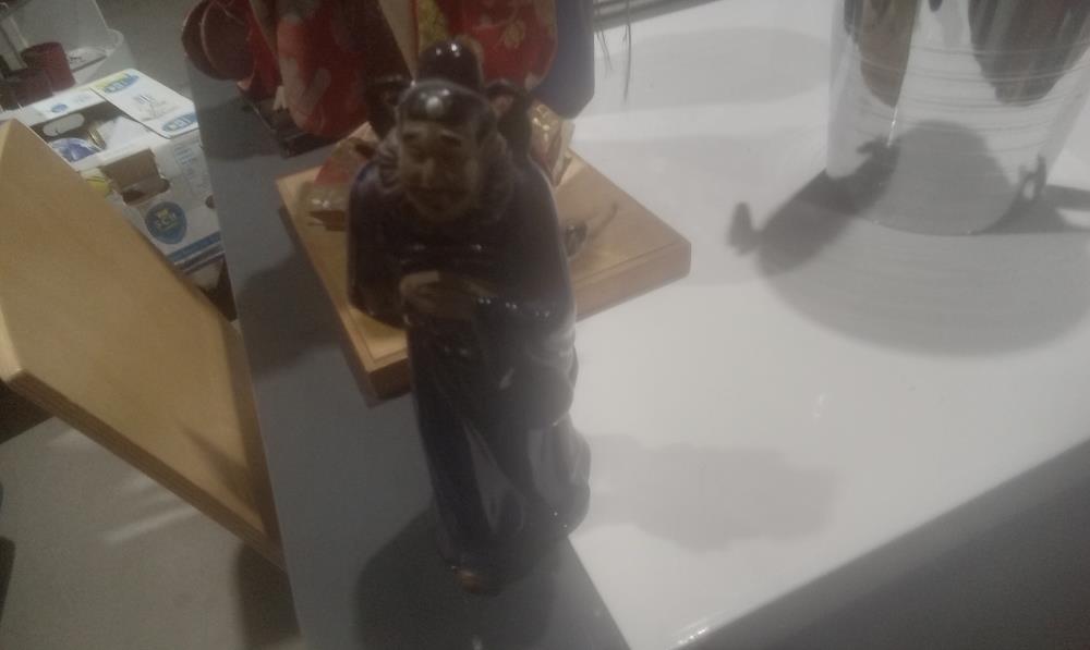 SAGE ASIATIQUE CERAMIQUE BLEUE EN L'ETAT