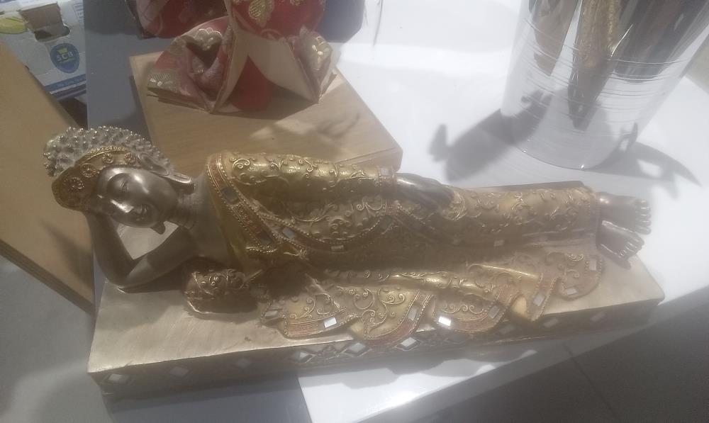 BOUDDHA ALLONGE SUR SOCLE EN RESINE EN L'ETAT