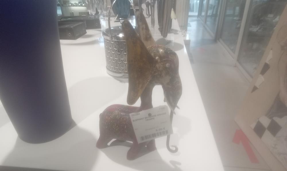 ELEPHANT EN RESINE GRANDE TROMPE