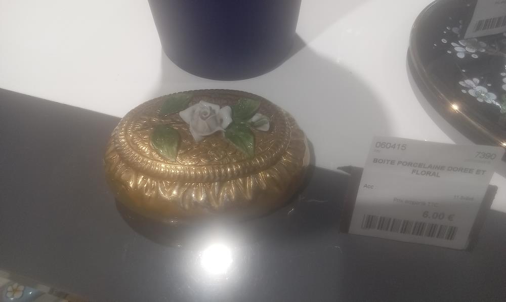BOITE PORCELAINE DOREE ET FLORAL