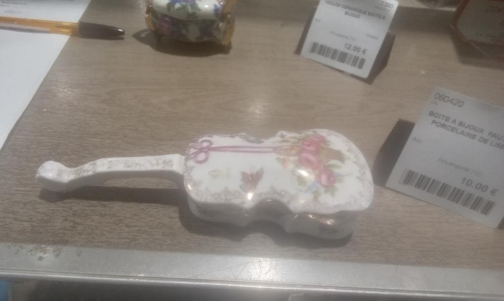 BOITE A BIJOUX  FAUTEUIL EN PORCELAINE DE LIMOGES