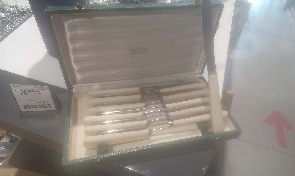 LOT DE 12 COUTEAUX LAME INOX ET MANCHE BAKELITE+COFFRET