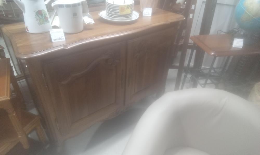 BUFFET BAS 2 PORTES EN NOYER STYLE LOUIS XV +CLEF
