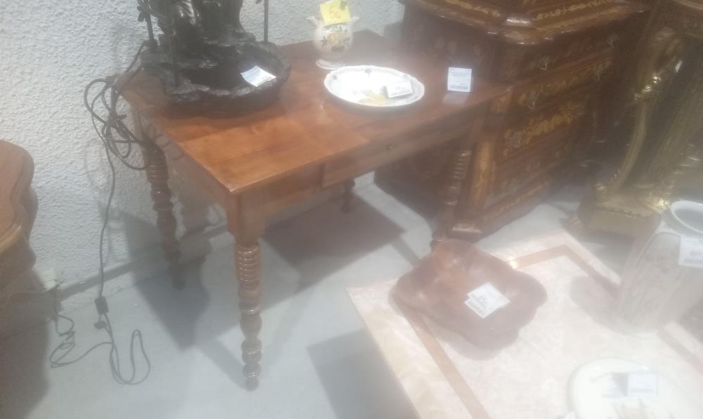 TABLE PIED TOURNE 1 TIROIR PLATEAU BOIS TEINTE MERISIER EN L'ETAT