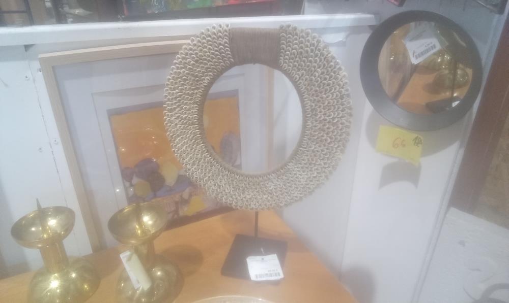 COLLIER COQUILLAGE SUR SOCLE