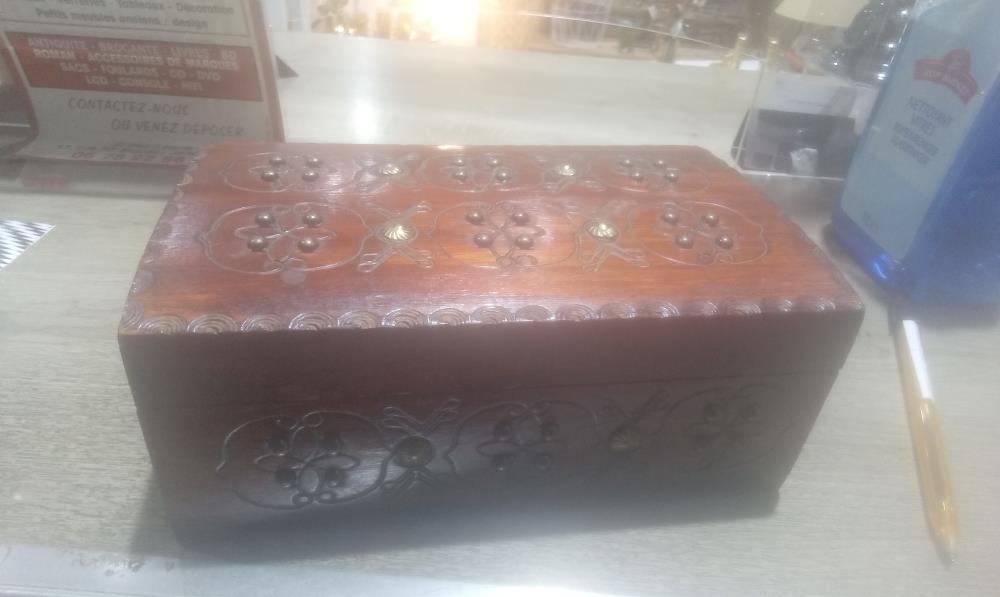 BOITE PM SCULPTEE AVEC LAITON