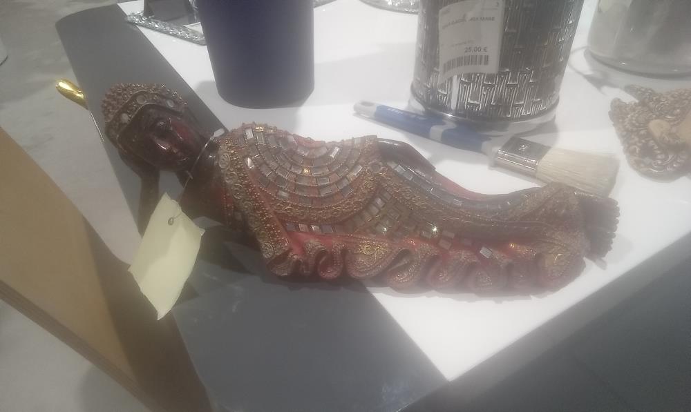 BOUDDHA EN RESINE ALLONGEE FACETTE ET ROUGE