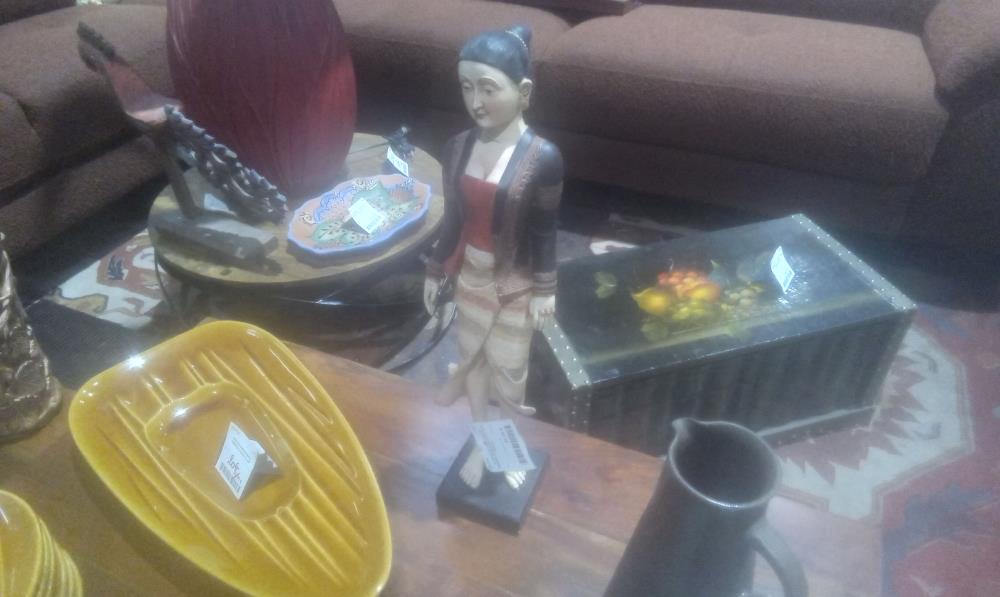 ELEGANTE ASIATIQUE EN RESINE JAMBE EN L'ETAT SUR SOCLE