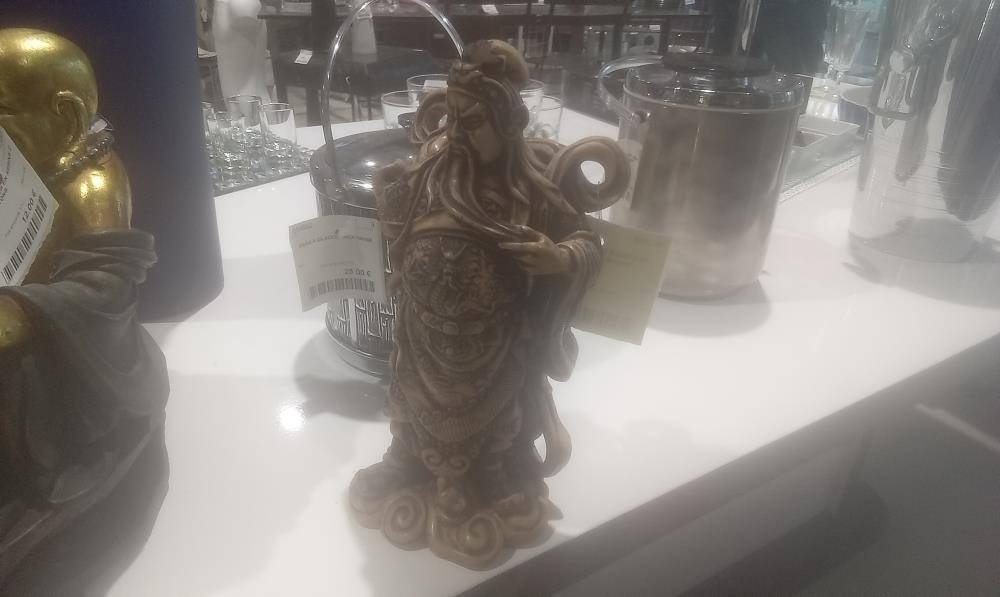 GUERRIER ASIATIQUE EN RESINE EN L'ETAT