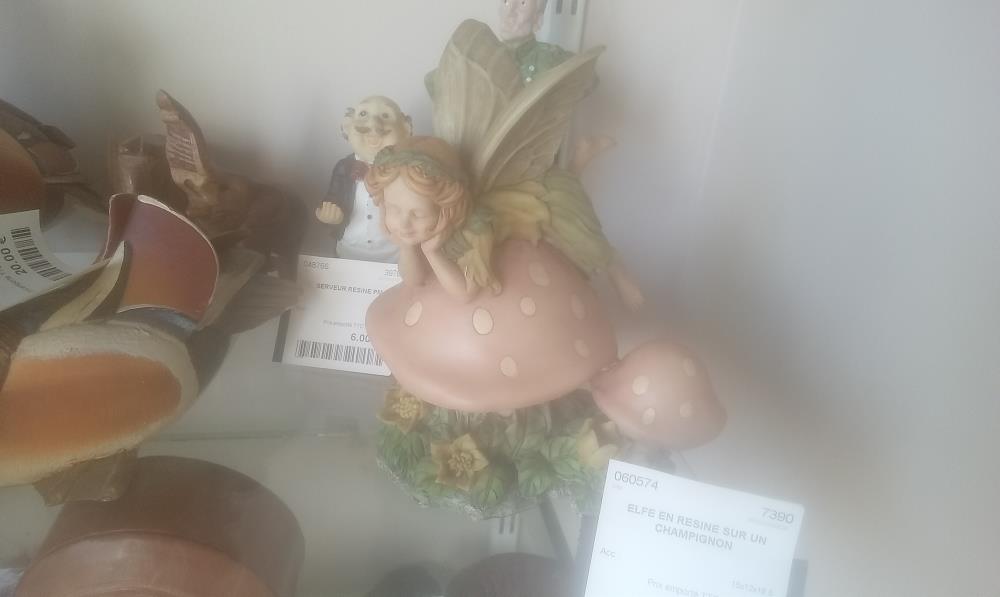 ELFE EN RESINE SUR UN CHAMPIGNON