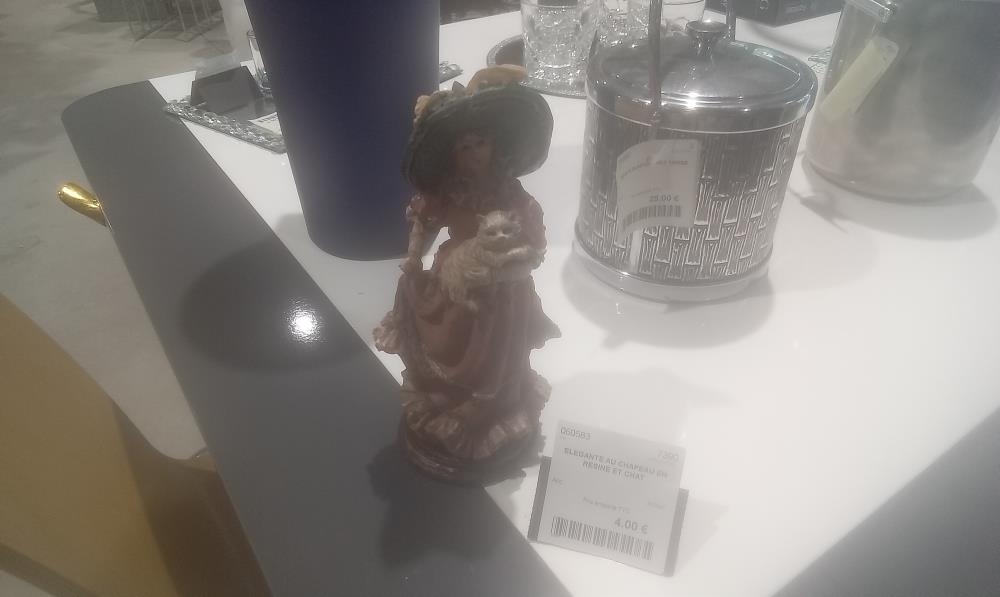 ELEGANTE AU CHAPEAU EN RESINE ET CHAT