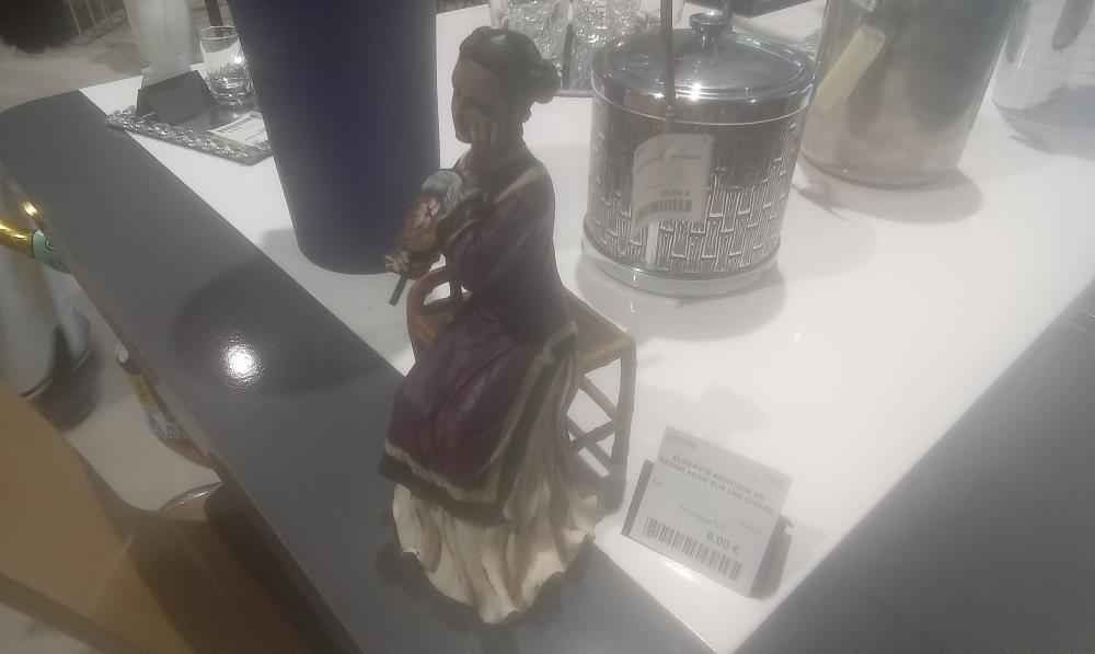 ELEGANTE ASIATIQUE EN RESINE ASSIS SUR UNE CHAISE