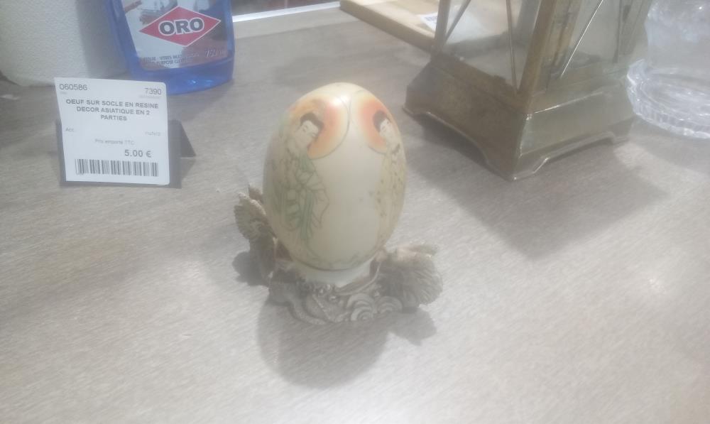 OEUF SUR SOCLE EN RESINE DECOR ASIATIQUE EN 2 PARTIES