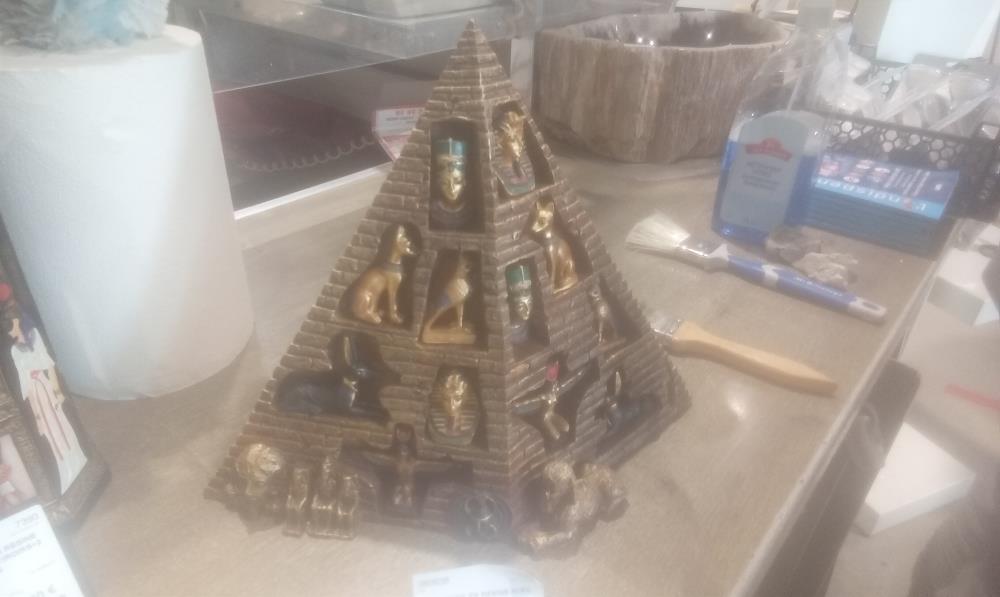 PYRAMIDE EN RESINE AVEC SUJET EGYPTE
