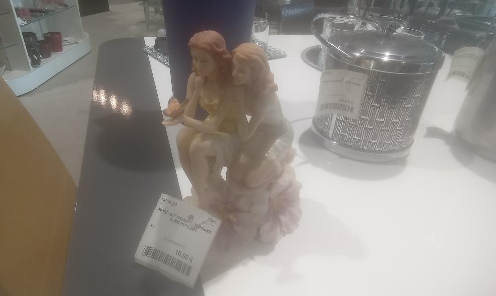 PAIRE D'ELEGANTE EN RESINE AVEC PAPILLON