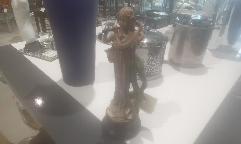 ELEGANTE EN RESINE JOUEUSE A LA FLUTE