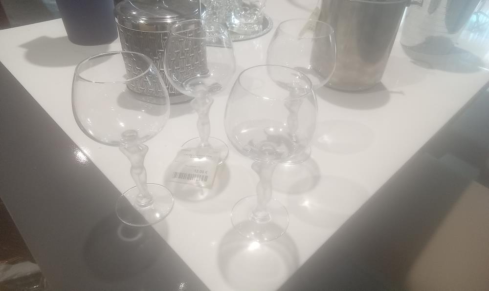 LOT DE 4 VERRES PIED ELEGANTE