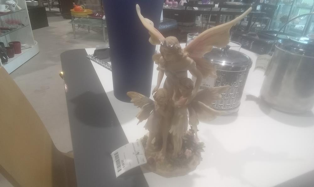 GROUPE ELEGANTE EN RESINE X3